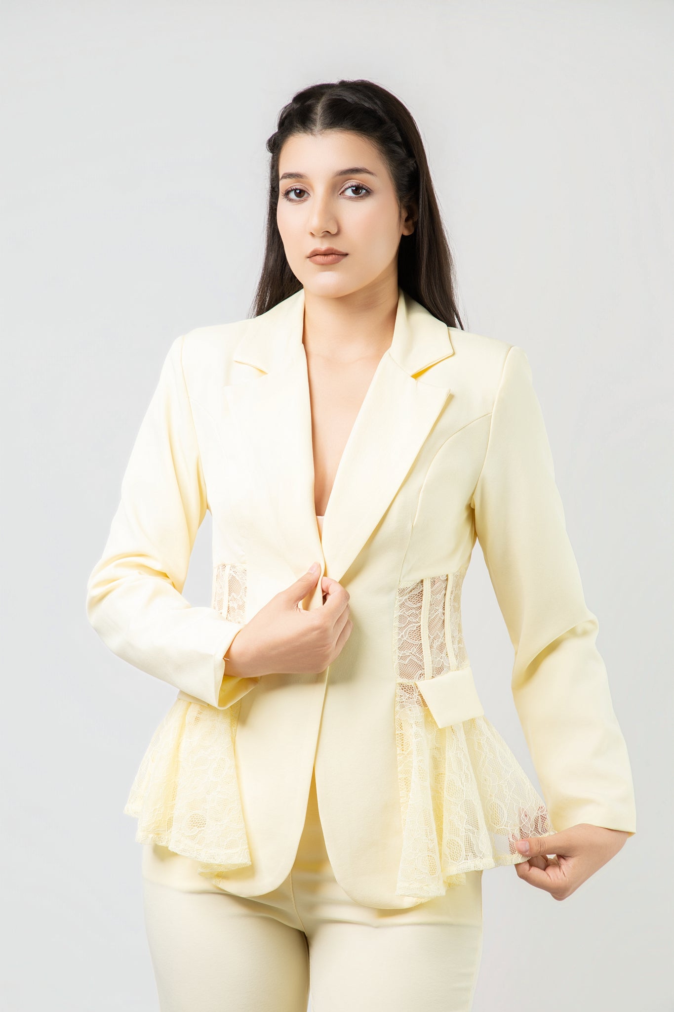 Ensemble Tailleur Pantalon à Détails Dentelle