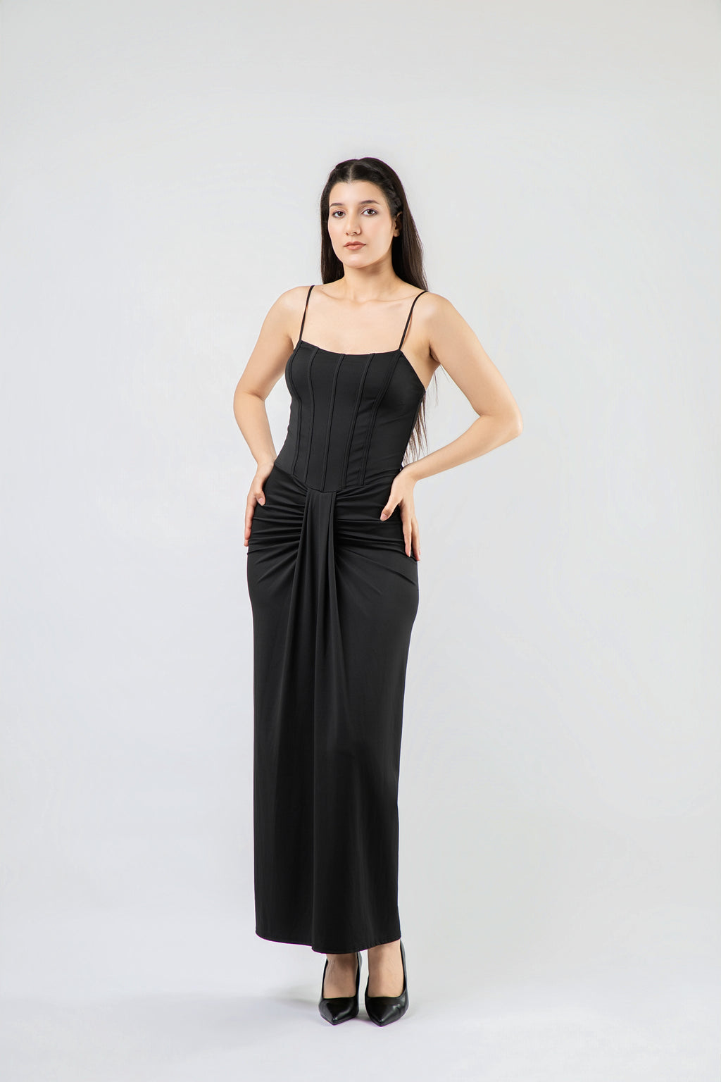 Robe Longue Corsetée à Drapé Élégant