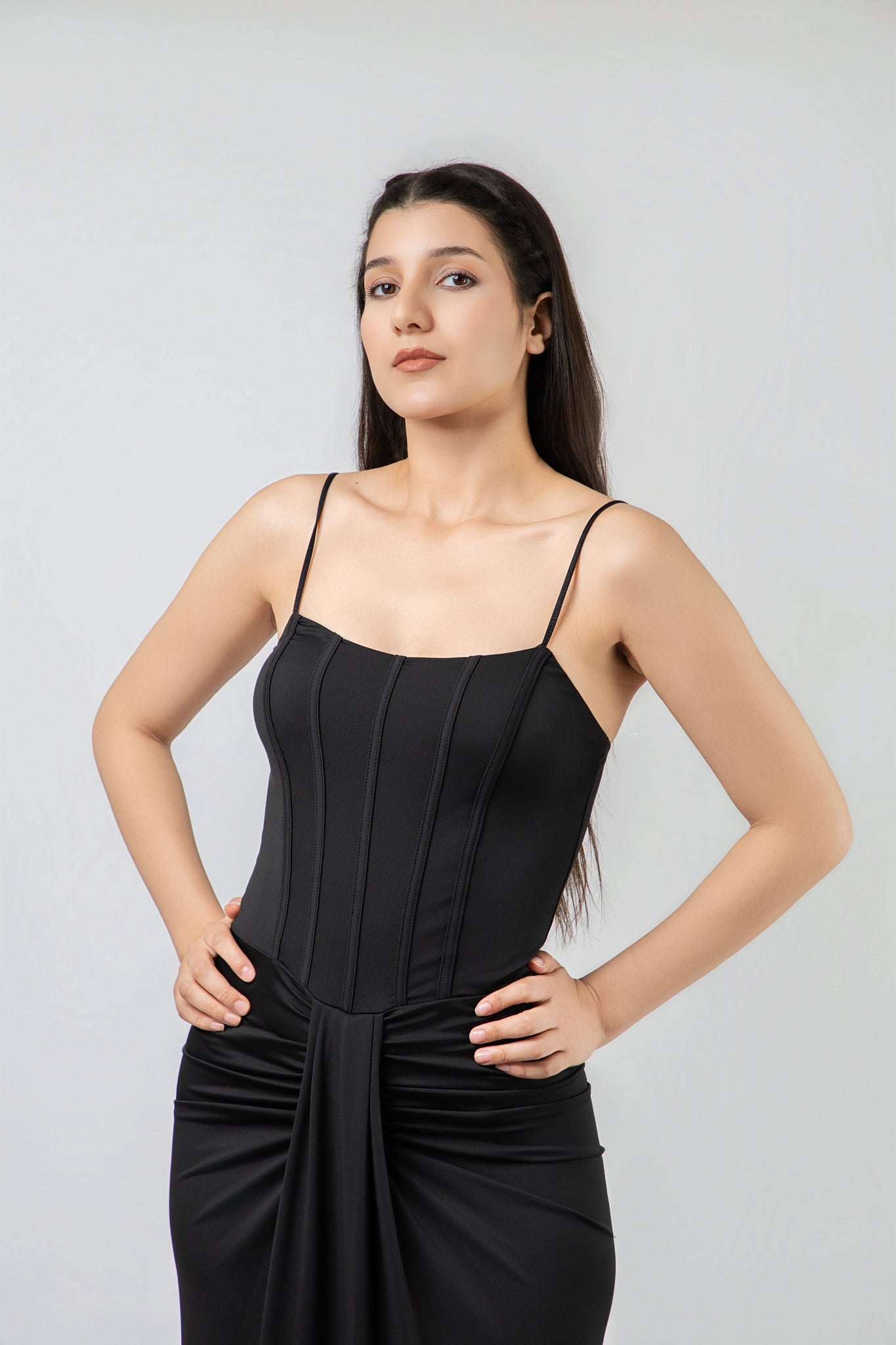 Robe Longue Corsetée à Drapé Élégant