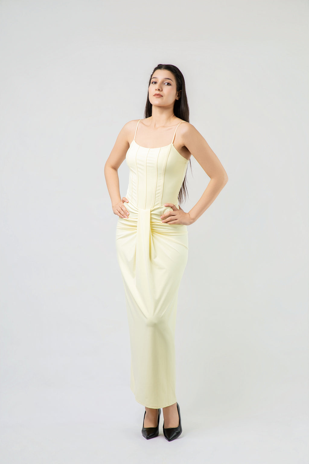 Robe Longue Corsetée à Drapé Élégant