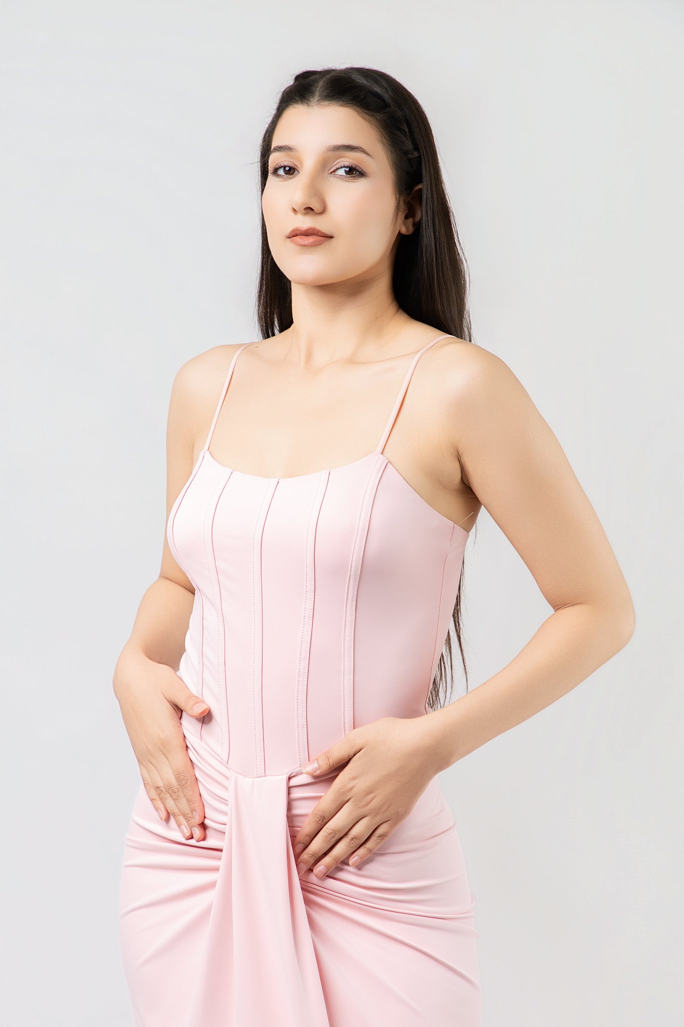 Robe Longue Corsetée à Drapé Élégant