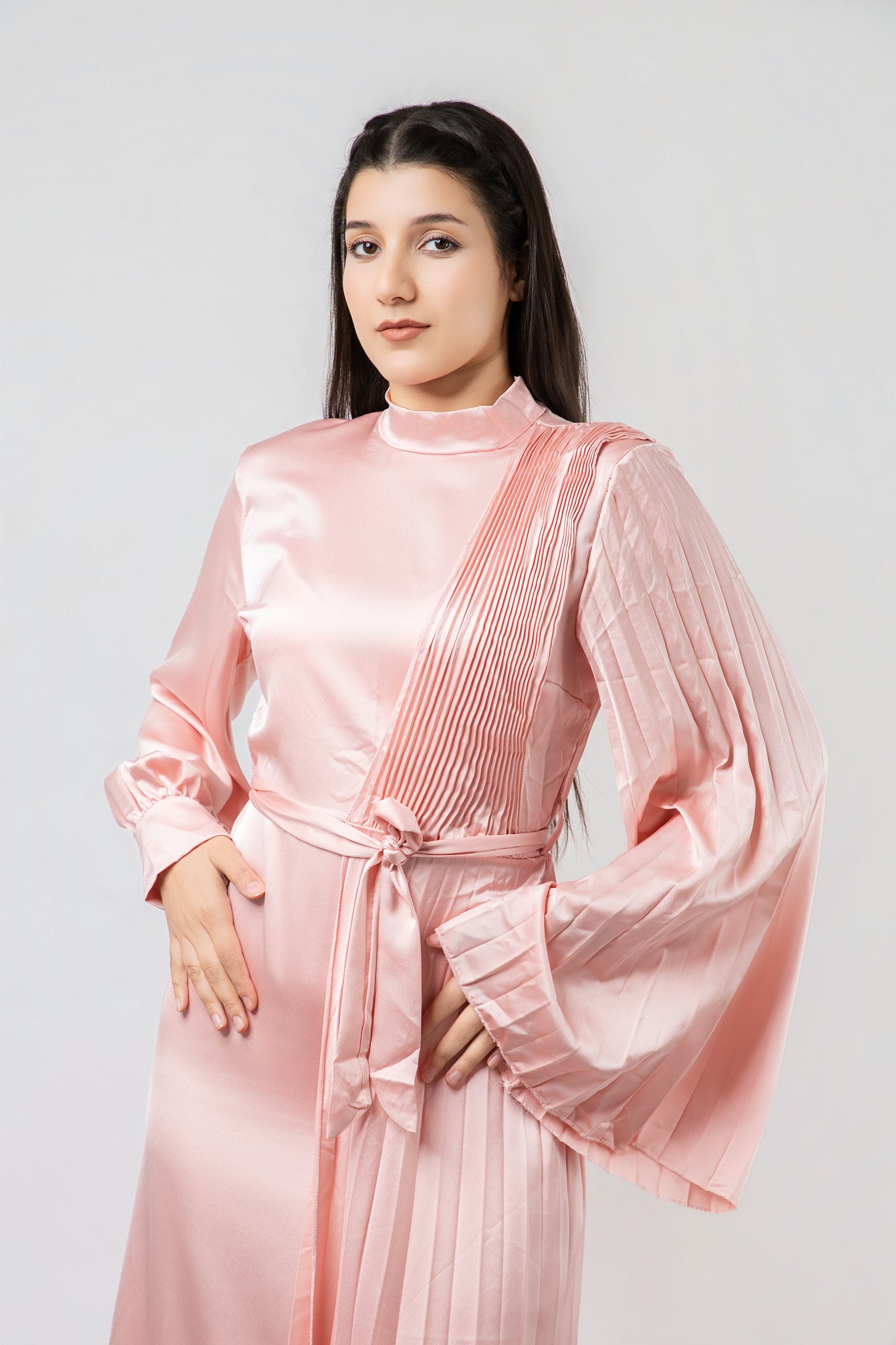 Robe Longue Satinée à Détails Plissés