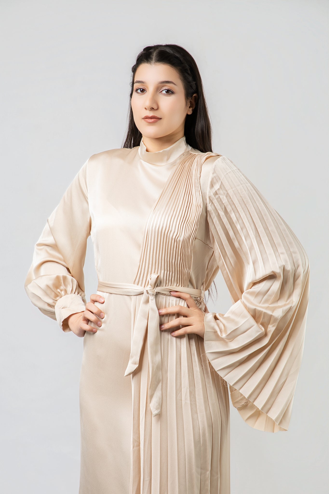 Robe Longue Satinée à Détails Plissés