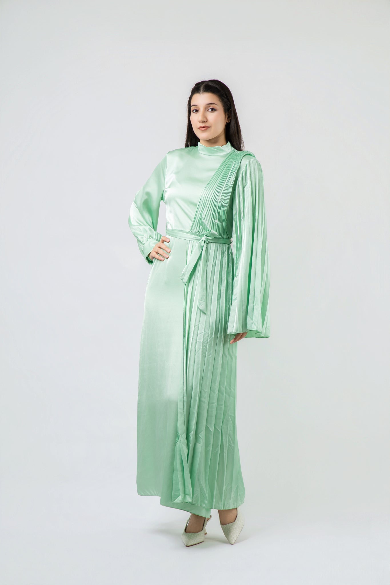 Robe Longue Satinée à Détails Plissés