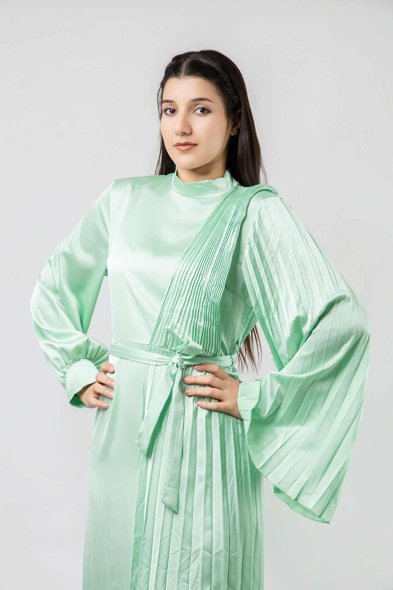 Robe Longue Satinée à Détails Plissés