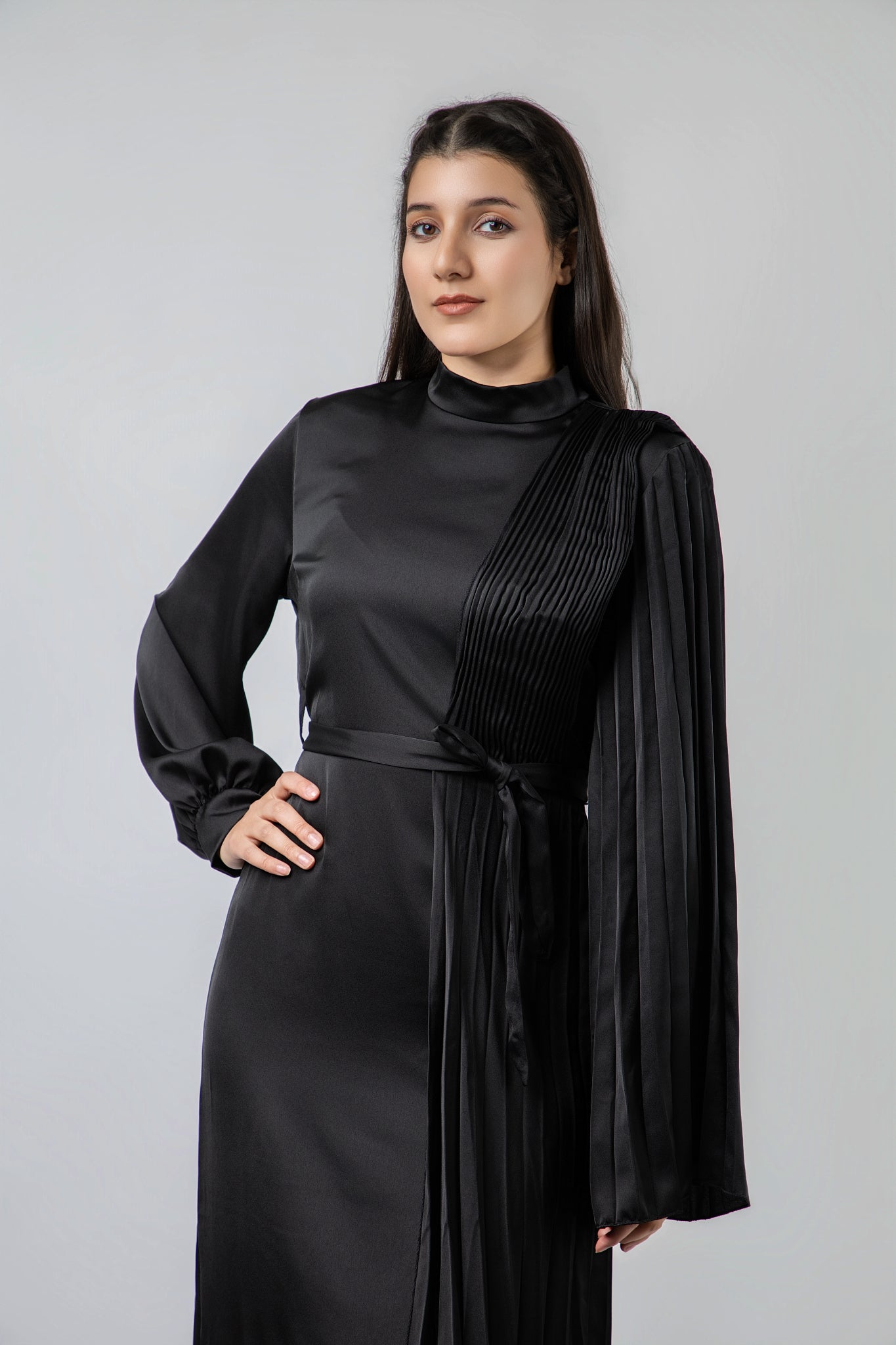 Robe Longue Satinée à Détails Plissés