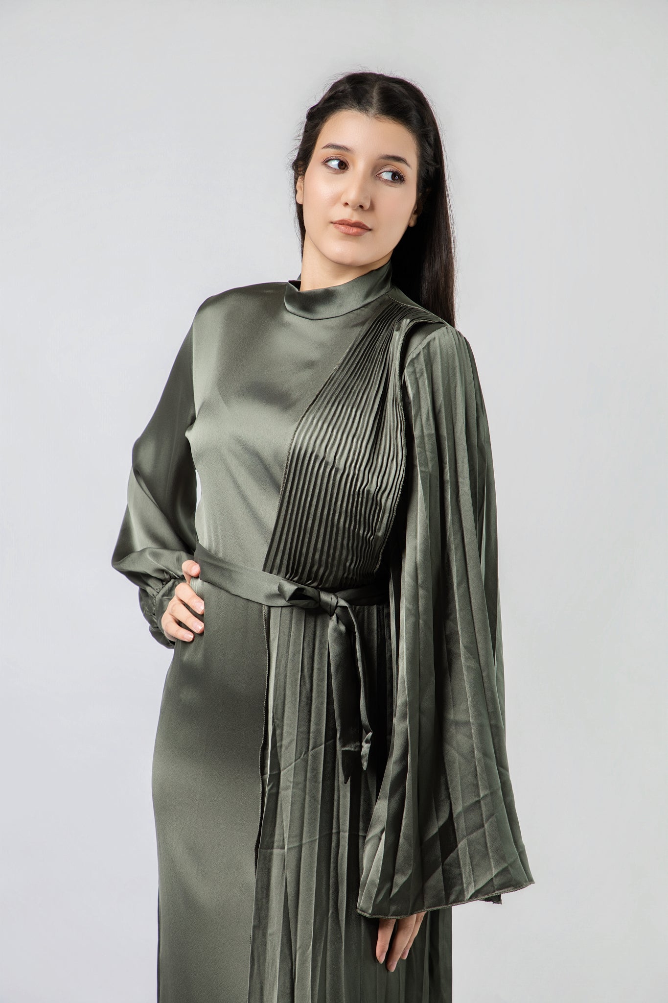 Robe Longue Satinée à Détails Plissés