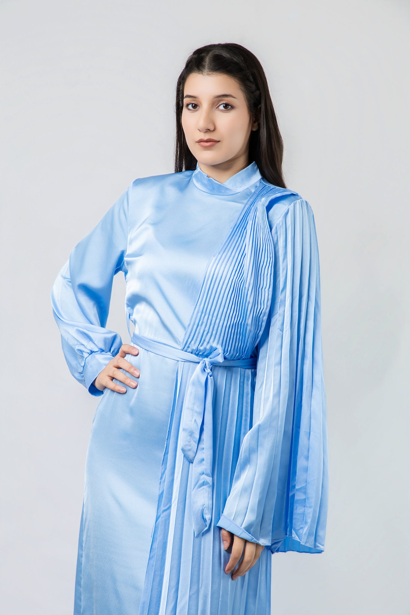 Robe Longue Satinée à Détails Plissés